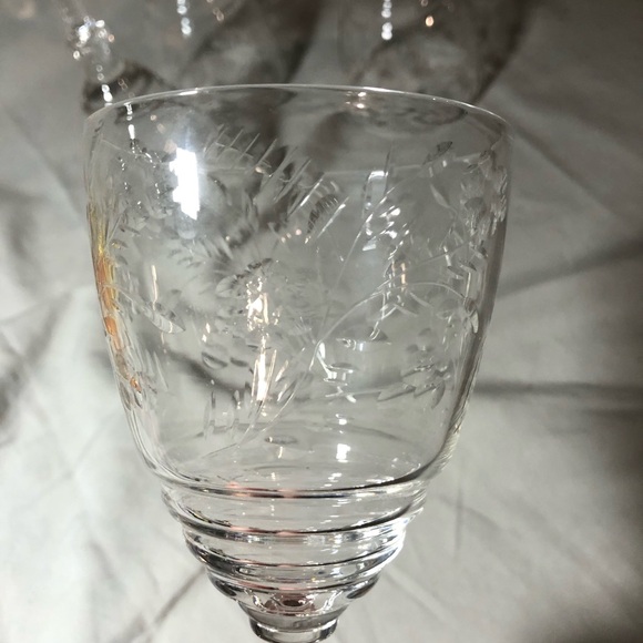 Elegant Clear Wine Libbey Glass Set of 4 - Picture 8 of 8